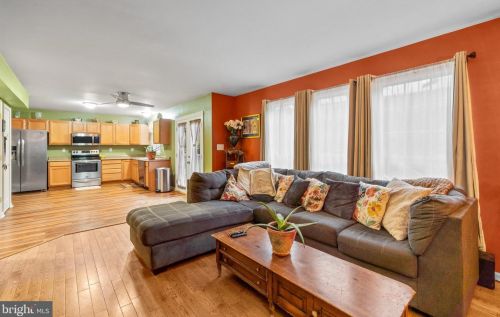 27 Louvain Dr, Hanover, PA 17331-8494