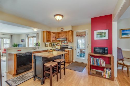 4 Hampshire Dr, Concord NH 03301-5914 exterior