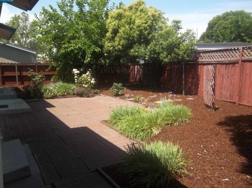 1319 Sunshine Dr, Concord CA 94520-4040 exterior