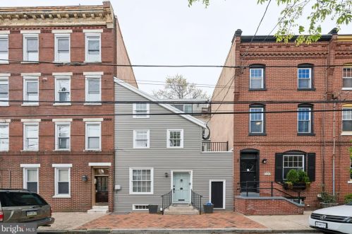 128 Bainbridge St, Philadelphia PA  19147-2402 exterior