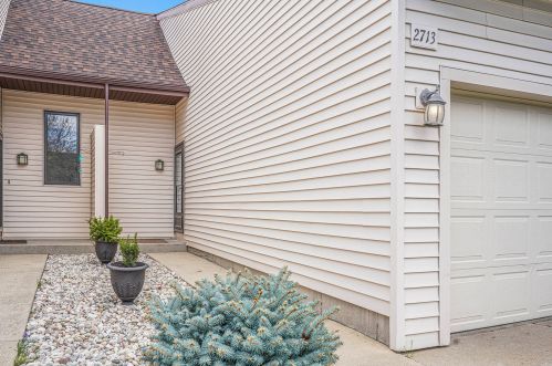 2713 Stonebluff Dr, Wyoming, MI