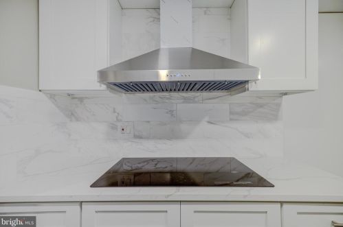 8901 Linton Ln, Alexandria VA 22308-2438 exterior