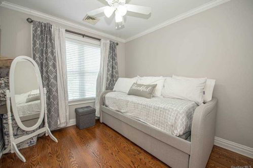 30 Della Dr, Babylon NY 11704-6240 exterior