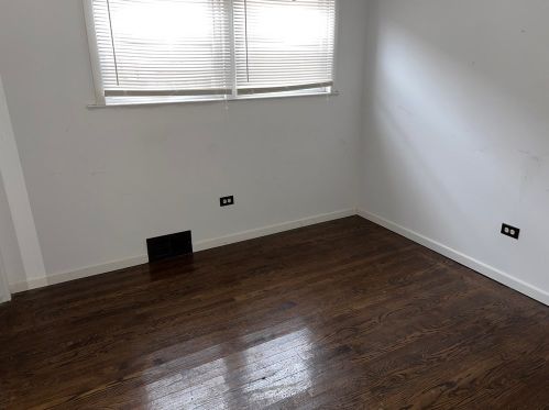 9035 Oglesby Ave, Chicago IL  60617-3853 exterior