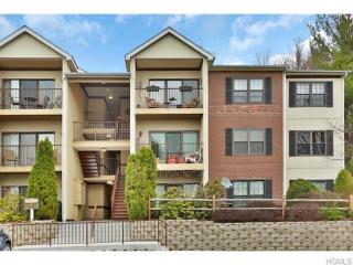 42 Edinburgh Dr, Peekskill, NY 10566-2564