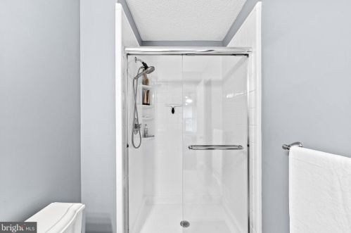 72 Holly Ct, Trenton NJ 08619-4636 exterior