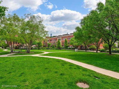 1009 Kingsbury St, Chicago IL 60610-3772 exterior