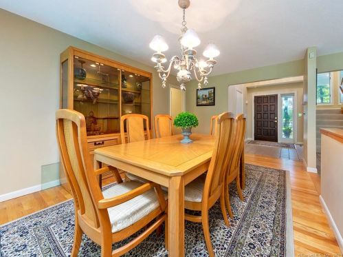 1 Essex Ct, Farmington CT 06032-1433 exterior