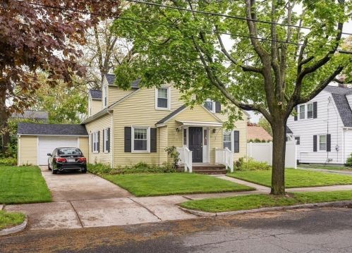 51 Oregon St, Springfield, MA 01118-1231
