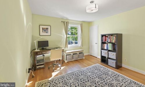 1712 Oakcrest Dr, Alexandria VA 22302-2336 exterior