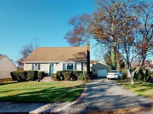 83 21 St, Huntington Station NY 11746-3257 exterior