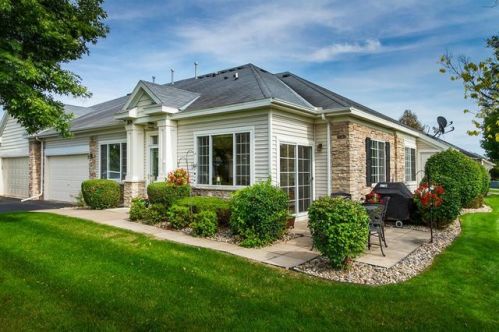 2124 Stahlke Way, Chaska MN  55318-3220 exterior