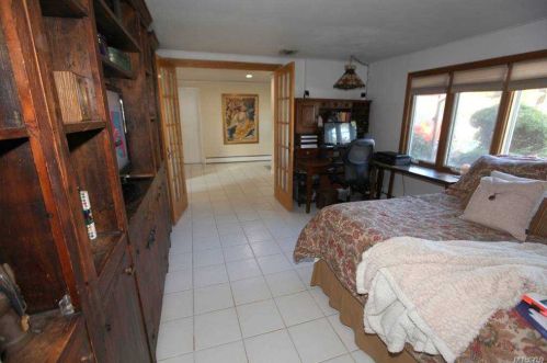 2 Crabapple Ln, Commack NY 11725-2404 exterior