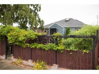 9430 21 Ave, Seattle WA  98106-2612 exterior