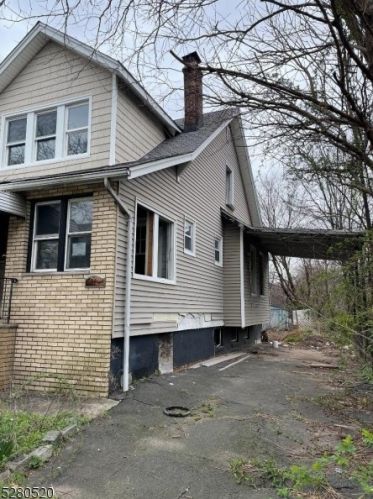 28 Schuyler Ave, Newark NJ  07112-1620 exterior