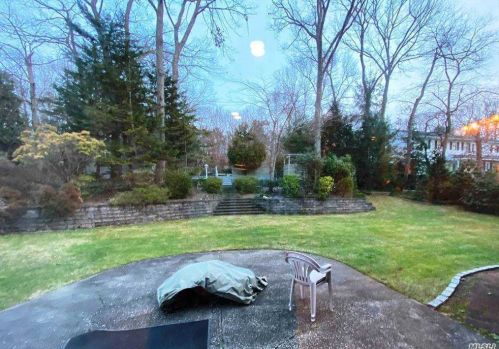 75 Mcculloch Dr, Huntington Station NY 11746-8303 exterior