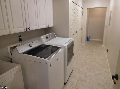 1688 Deepwood Cir, Rochester MI 48307-6098 exterior