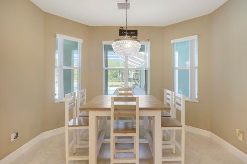 4904 Palmetto Dr, Fort Pierce FL 34982-3222 exterior