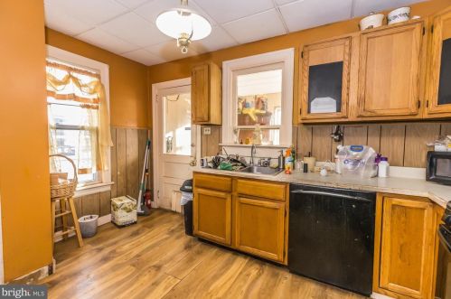 1238 Maple St, Pottstown PA 19464-5822 exterior