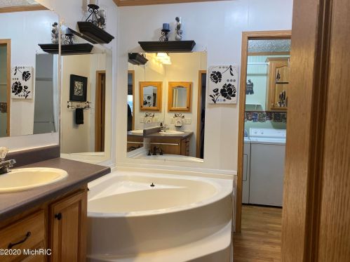 1893 Latas Ln, Meskegon MI 49442-6835 exterior