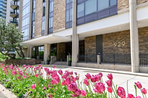 929 Astor St, Milwaukee WI  53202-3420 exterior