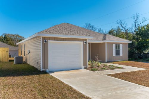 695 11th St, Defuniak Springs FL  32435-3327 exterior