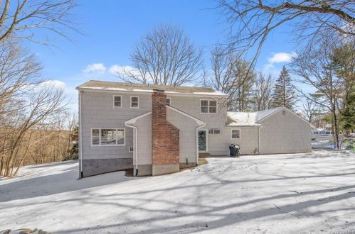 30 Woodcrest Dr, Armonk NY 10504-2904 exterior