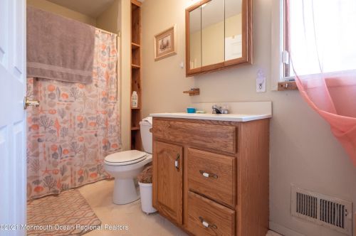 209 Pond Rd, East Freehold NJ 07728-1319 exterior