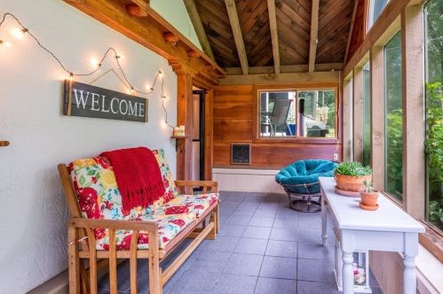 120 Holden Rd, Worcester, MA 01612-1136