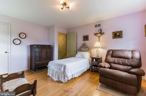 271 Lamplighter Ln, Huntingdon Valley PA 19006-3033 exterior