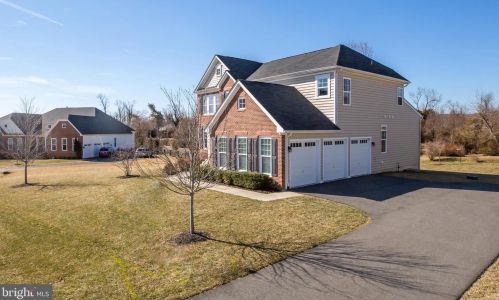 16609 Fox Chase Ct, Leesburg VA 20176-7845 exterior