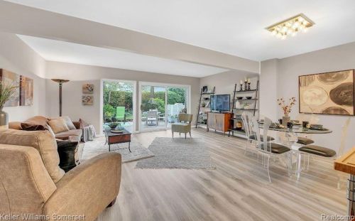 737 Kirts Blvd, Troy MI 48084-4863 exterior