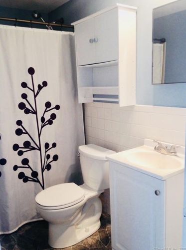 87 St, Windsor CT 06095-2408 exterior