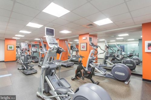 210 Locust St, Philadelphia PA 19106-3945 exterior