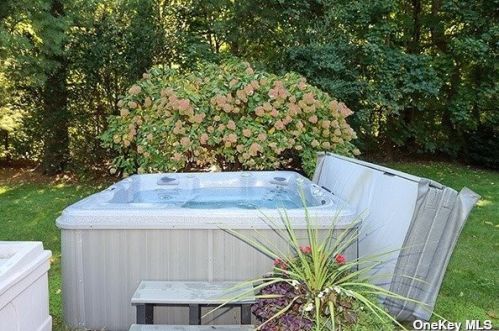 12 Evans Ct, Huntington Station NY exterior