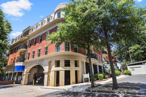 560 Dutch Valley Rd, Atlanta GA  30324-5304 exterior