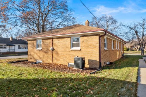 4102 Colgate Cir, Milwaukee WI  53222-1736 exterior