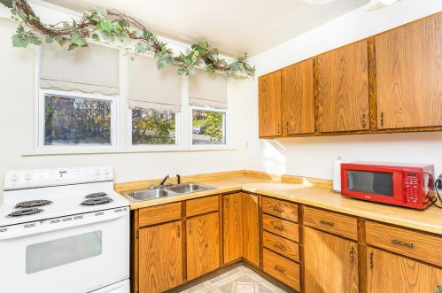 227 7 Ave, Duluth MN 55806-2413 exterior