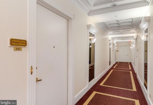 211 4th St, Philadelphia PA 19106-1801 exterior