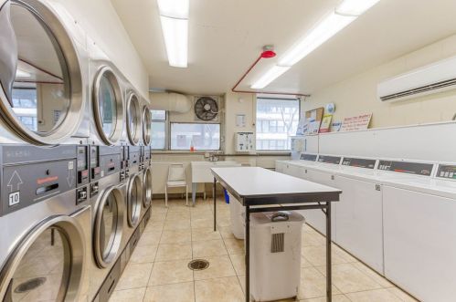 5757 Sheridan Rd, Chicago IL  60660-4735 exterior