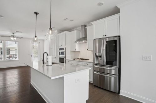 6607 Beacon Dr, Atlanta GA 30328 exterior