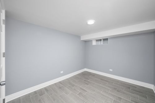 8247 Oglesby Ave, Chicago IL  60617-1927 exterior