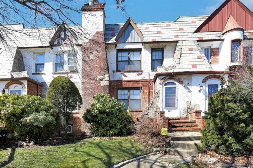 338 Cochran Pl, Valley Stream, NY 11581-3232