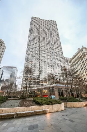405 Wabash Ave, Chicago IL  60605-1208 exterior