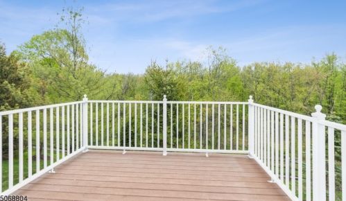 10 Baxter Ln, Town Center NJ 07052-1429 exterior