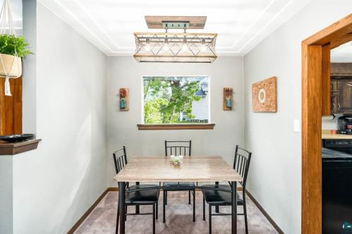 4202 4 St, Duluth MN 55806-2652 exterior