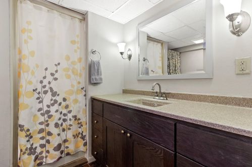 3633 100, Milwaukee WI 53222-2430 exterior