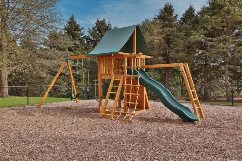 17 Caruso Pl, Armonk NY 10504-1366 exterior