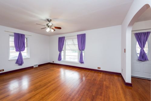 37 Lewis Ave, Waukegan IL 60087-4739 exterior