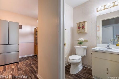 943 Kirts Blvd, Troy MI 48084-4837 exterior